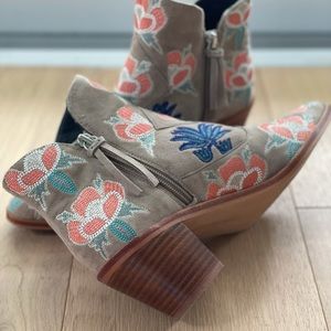 Step out in these gorgeous, barely worn (2X) stylish half boots.